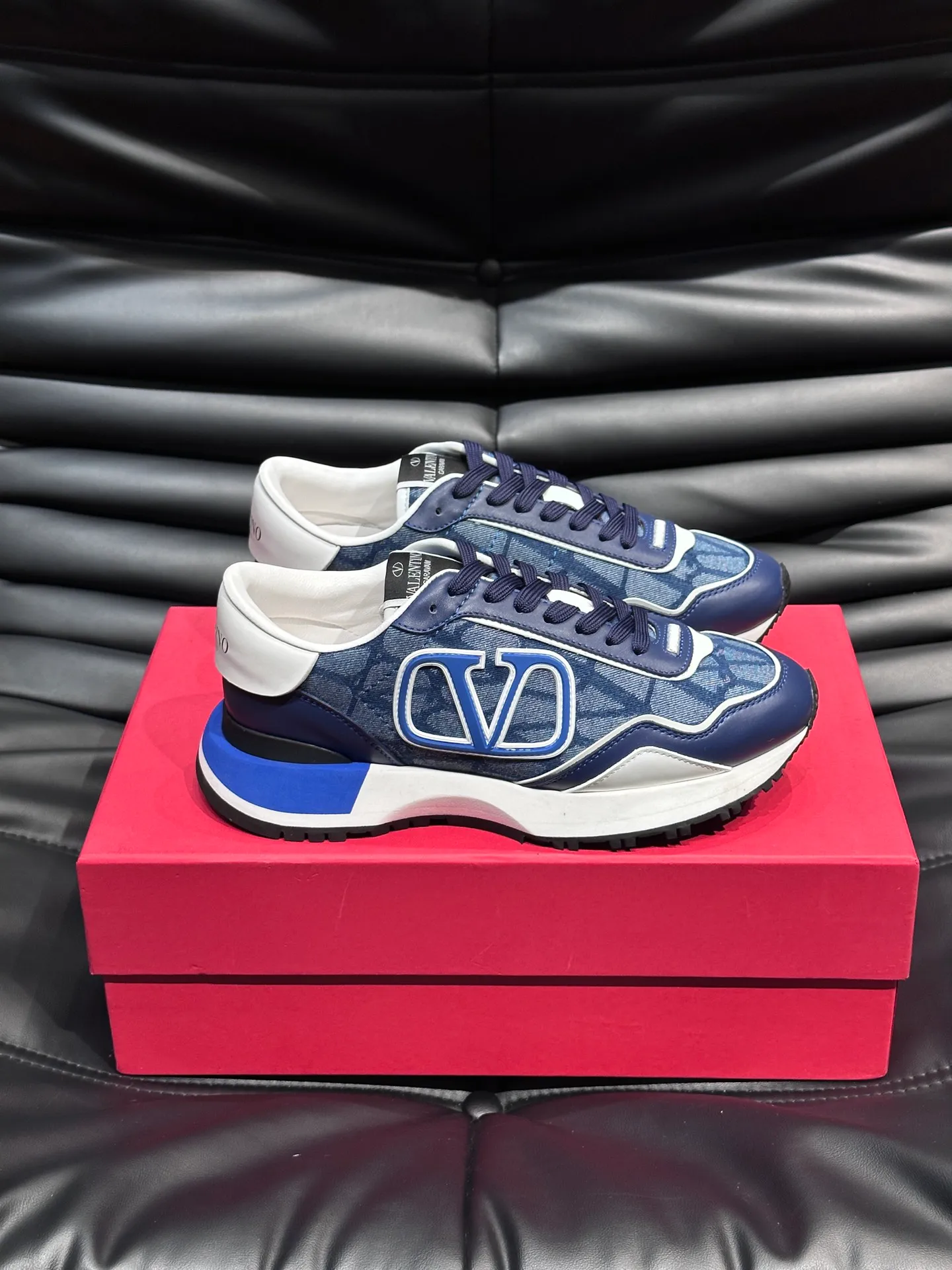 P540💰 Product trademark: VALENTINO "Valentino" Regular size: 38-44 [45 customized] Product materials: Warren men's casual sports shoes, made of multi-material splicing, calf leather stitched with suede cowhide, fabric mesh upper, fabric tongue decorated with brand badge, rubber rivet decorative details on the heel, rivet rubber outsole, non-slip, wear-resistant and shock-absorbing, pure cotton inner foot pad, comfortable and breathable, comes with original box packaging bag!
